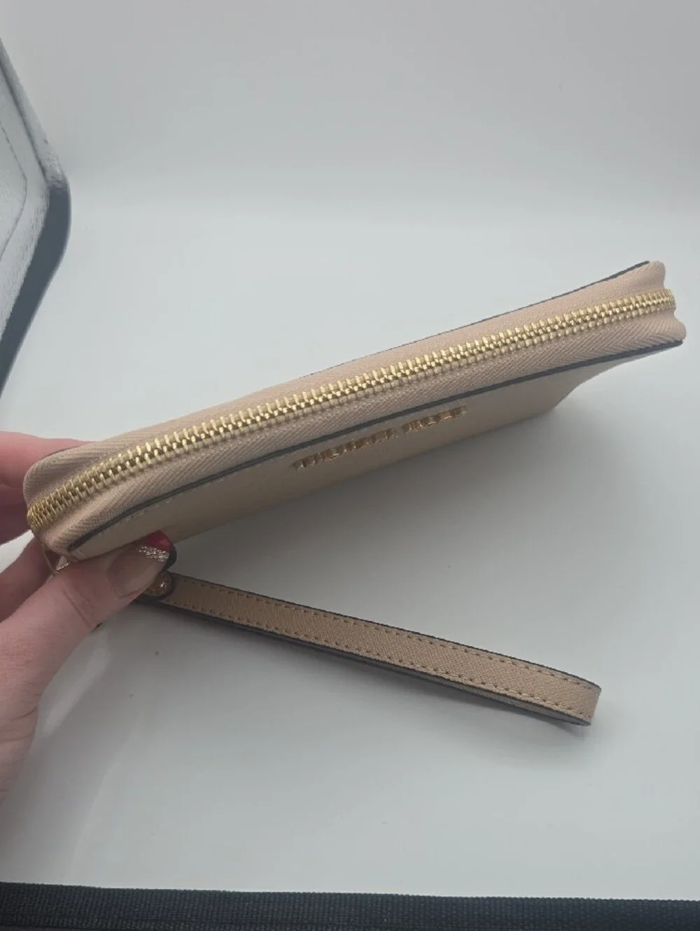 Michael Kors Beige Nude Saffiano Wristlet/Phone Holder W/ Gold Hardware (EUC)✨️